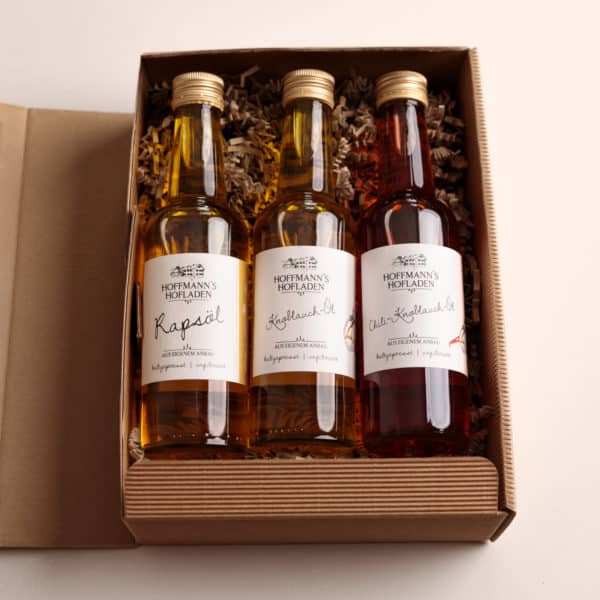 Rapsöl, Knoblauchöl und Chili-Knoblauchöl von Hoffmanns Hofladen in einer Geschenkbox