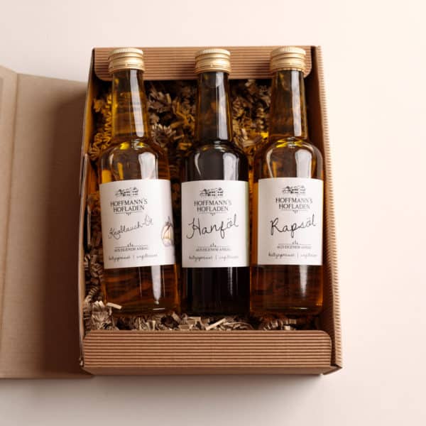 Rapsöl, Hanföl und Knoblauchöl von Hoffmanns Hofladen in einer Geschenkbox