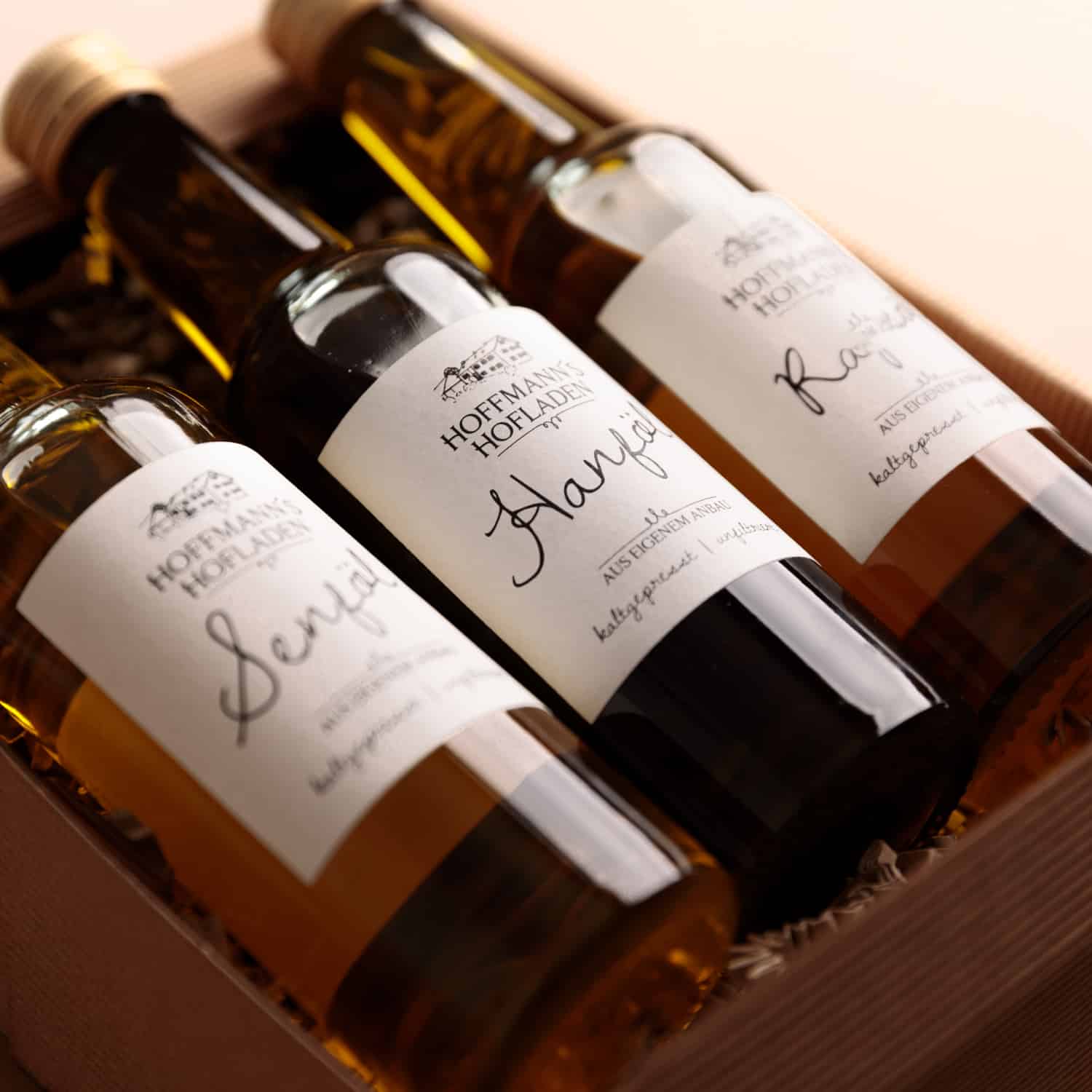 Senföl, Hanföl und Rapsöl von Hoffmanns Hofladen in einer Geschenkbox (Detailansicht)
