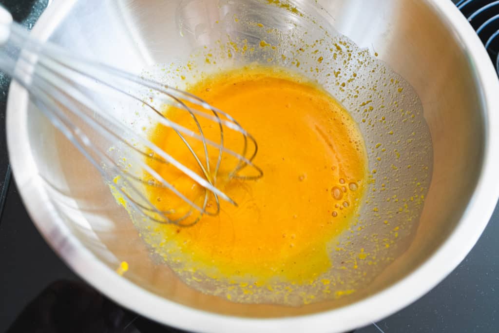 Ei, Senf, Zitronensaft und Gewürze werden für die Mayonnaise mit Sonnenblumenöl von Hoffmanns Hofladen verrührt